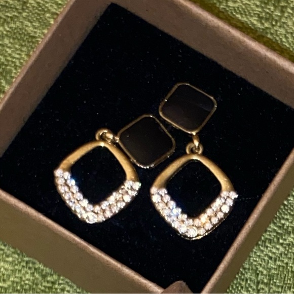 Unmarked Jewelry - NWOT Elegant Black & Gold Pierced Earrings- Valentine’s Day,Birthdays,Christmas🎄